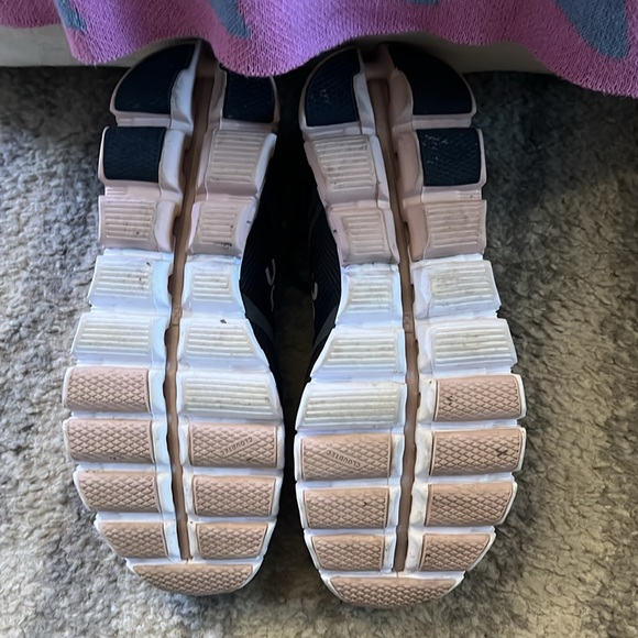 On Running Shoe W7.5 - Picture 2 of 2